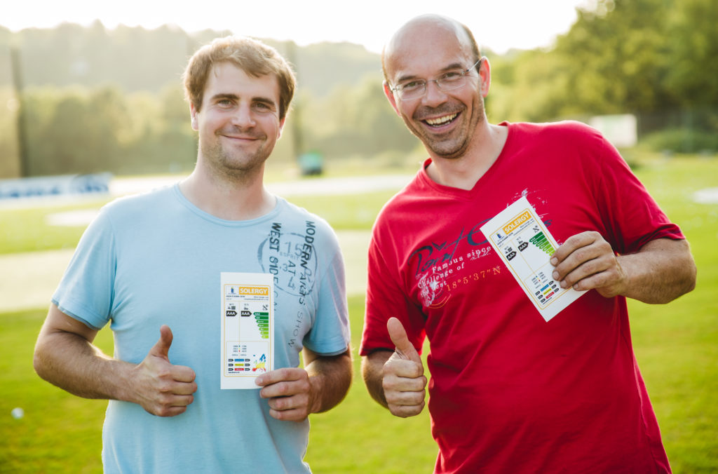 Two installers holding a collector label SOLERGY